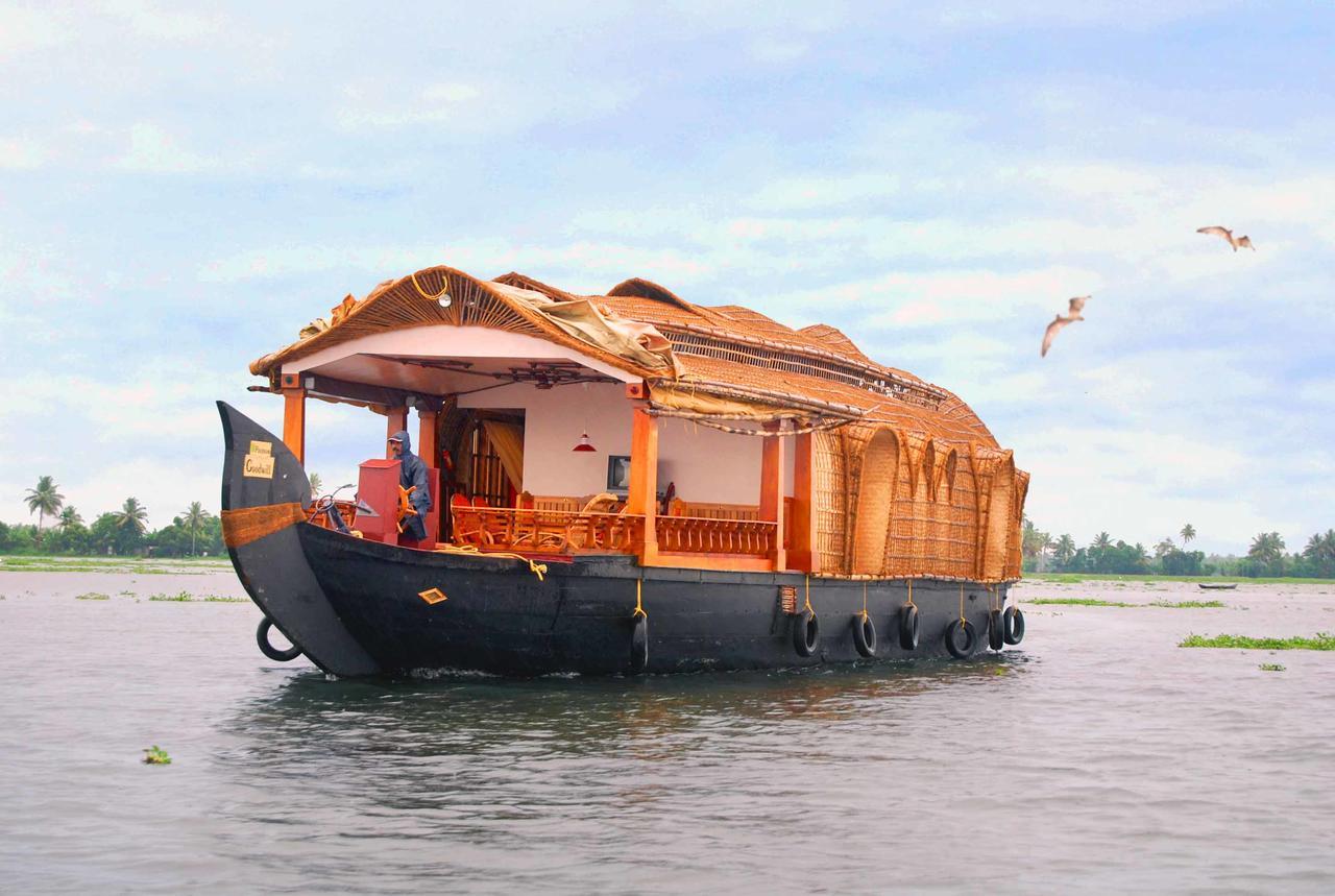 Lake Palace Trivandrum Hotel Vettutura Exterior photo