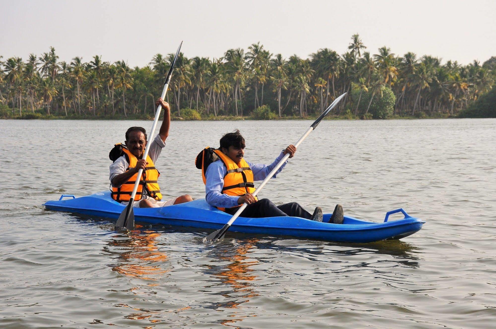 Lake Palace Trivandrum Hotel Vettutura Exterior photo