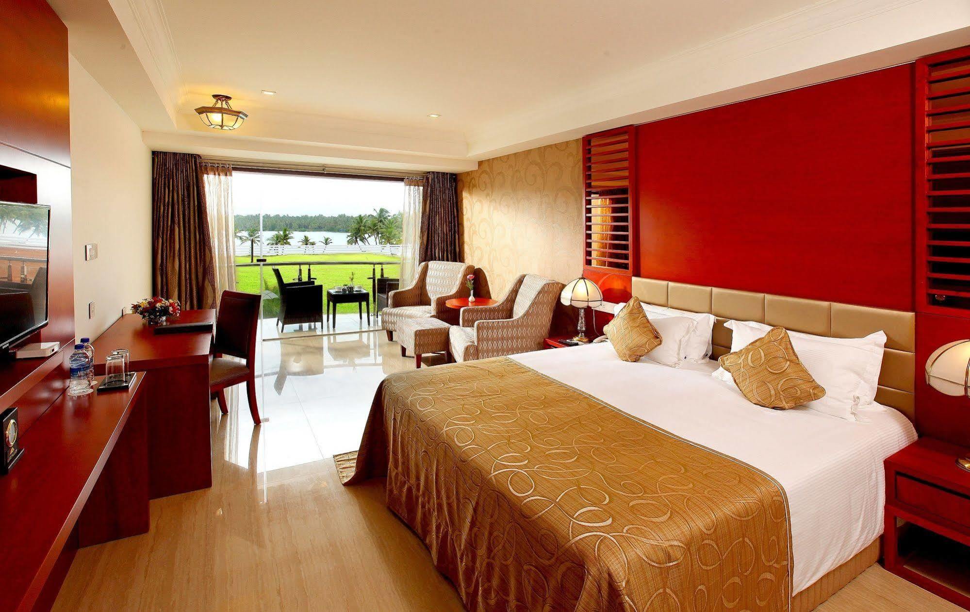 Lake Palace Trivandrum Vettutura Exterior photo